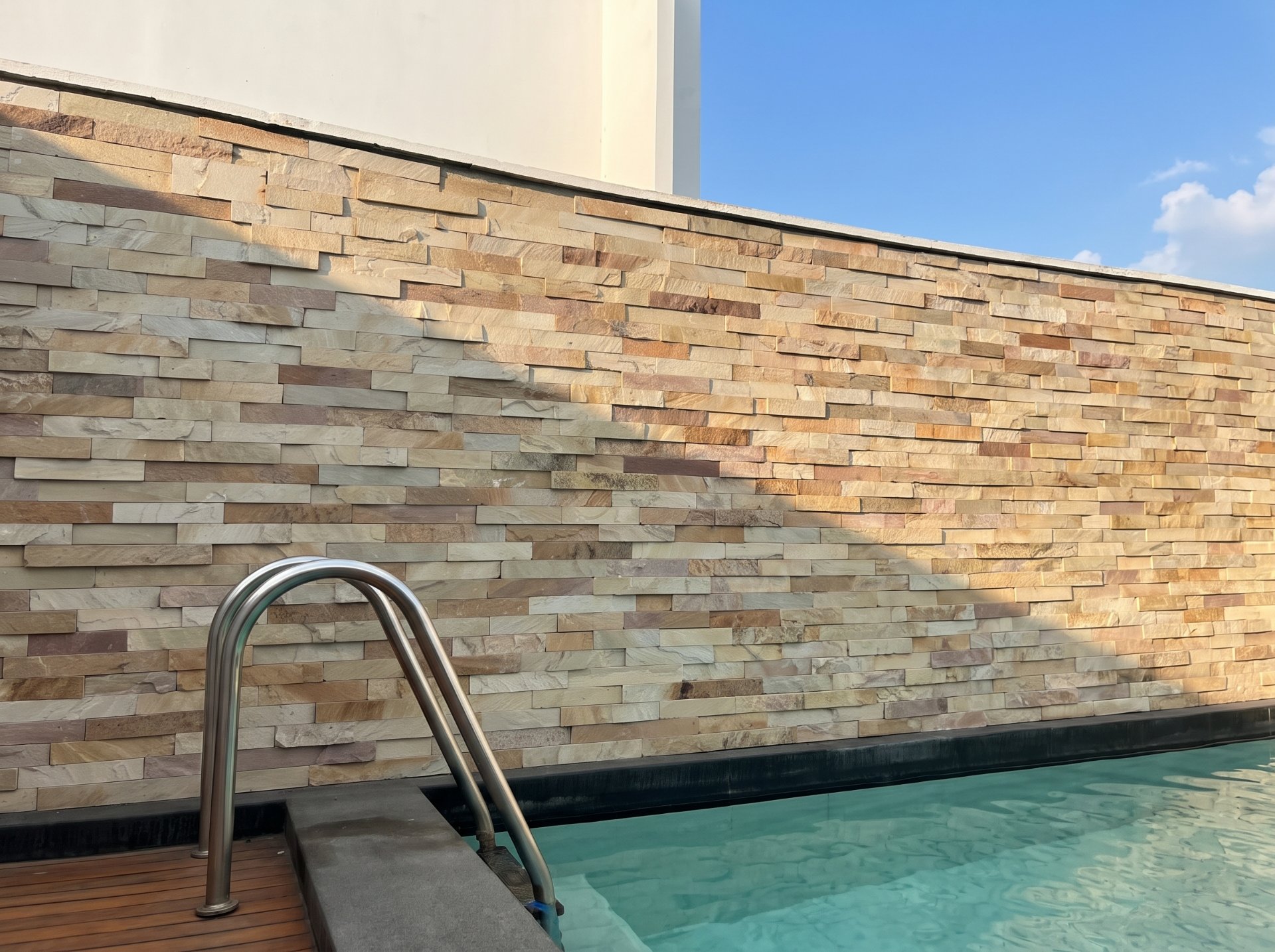 Muro de piedra junto a piscina