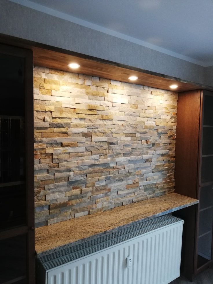 Muro interior de piedra con banca de madera
