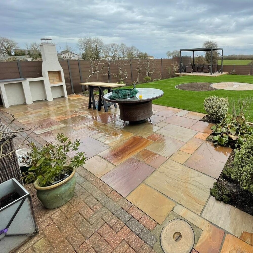 Terraza con piso de piedra natural