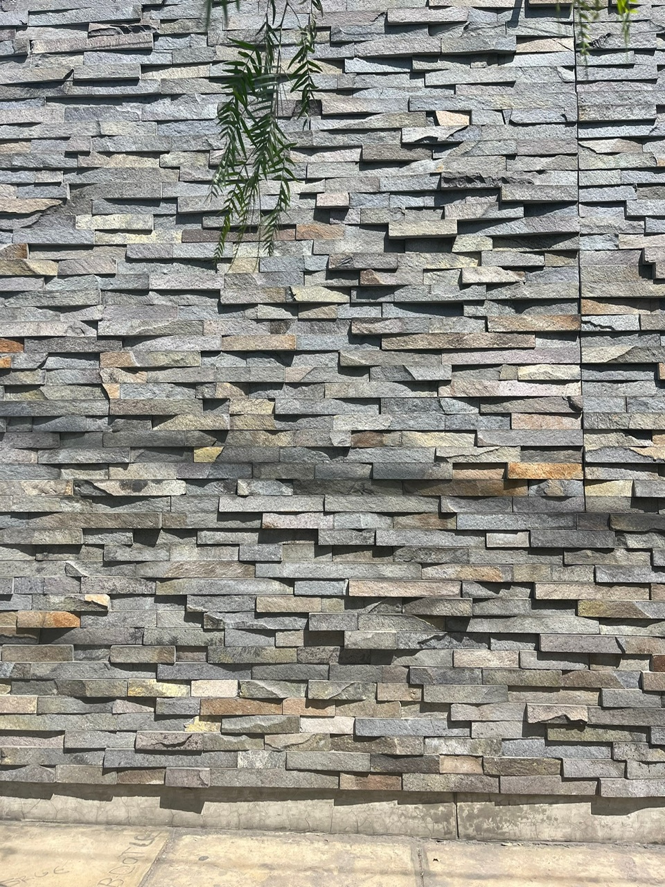 Piso de piedra laja peruana instalado en una obra en Lima