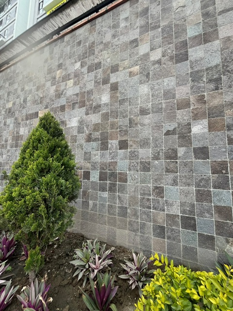 ¿Cuánto cuesta enchapar una fachada con piedra laja en Perú?